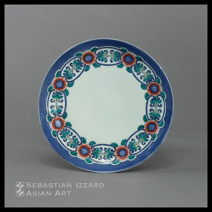 DISH WITH CHRYSANTHEMUM CHAIN DESIGN
