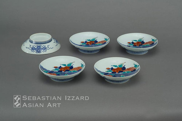 FIVE PORCELAIN DISHES  Hizen ware, Nabeshima type: porcelain with underglaze blue and colored enamel decoration Edo period, Genroku/Shotoku eras (1688−1716)   D: 20 cm each, approx.
