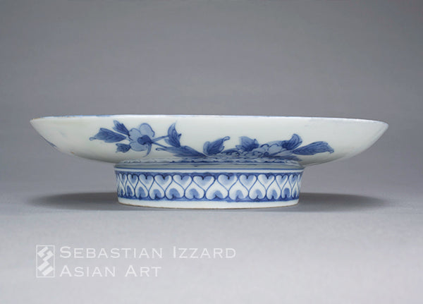 DISH WITH CHRYSANTHEMUM CHAIN DESIGN